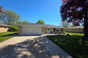 2532 S Seymour Pl, West Allis, WI 53227 - Photo 2
