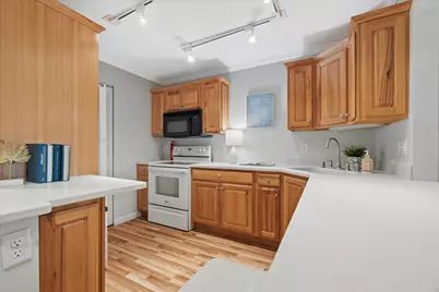 303 E Henry Clay St #104, Whitefish Bay, WI 53217 - Photo 2