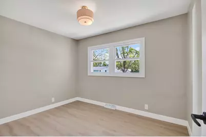5224 W Luebbe Ln, Milwaukee, WI 53223 - Photo 12