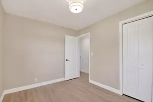 5224 W Luebbe Ln, Milwaukee, WI 53223 - Photo 18