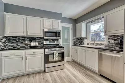 1960  Dixie Dr, Waukesha, WI 53189 - Photo 12