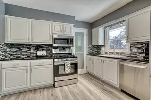 1960 Dixie Dr, Waukesha, WI 53189 - Photo 12