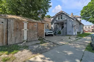 2111 W Burnham St, Milwaukee, WI 53204 - Photo 6