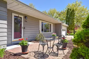 814 E Manor Cir, Bayside, WI 53217 - Photo 2
