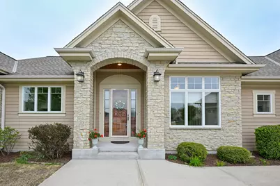 8622 S Avian Way, Franklin, WI 53132 - Photo 4