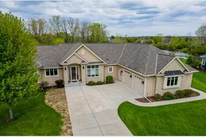 8622 S Avian Way, Franklin, WI 53132 - Photo 2