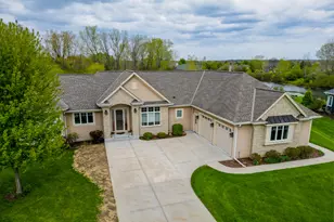 8622 S Avian Way, Franklin, WI 53132 - Photo 2