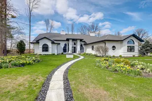 402 Wild Oak Dr, Manitowoc, WI 54220 - Photo 1