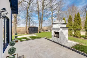 402 Wild Oak Dr, Manitowoc, WI 54220 - Photo 8