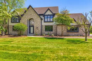 278 Mulberry Dr, Delafield, WI 53018 - Photo 2