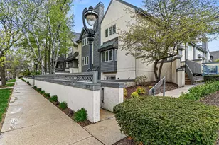 2555 N Lake Dr, Milwaukee, WI 53211 - Photo 2