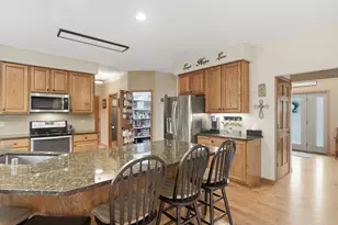 13370 W Maple Ridge Rd, New Berlin, WI 53151 - Photo 16