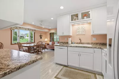 5302  Lakeview Dr, Greendale, WI 53129 - Photo 18