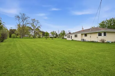 5302  Lakeview Dr, Greendale, WI 53129 - Photo 16