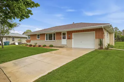 5302  Lakeview Dr, Greendale, WI 53129 - Photo 2
