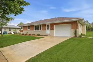 5302 Lakeview Dr, Greendale, WI 53129 - Photo 2