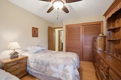 5302  Lakeview Dr, Greendale, WI 53129 - Photo 12
