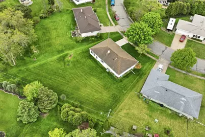 5302  Lakeview Dr, Greendale, WI 53129 - Photo 30
