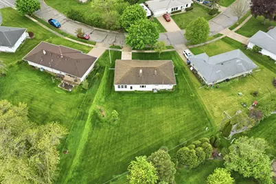 5302  Lakeview Dr, Greendale, WI 53129 - Photo 22