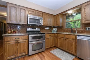 2204 Hunting Ridge Rd, Waukesha, WI 53188 - Photo 12