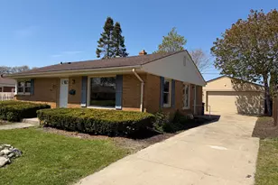 1010 Shorecrest Dr, Racine, WI 53402 - Photo 1