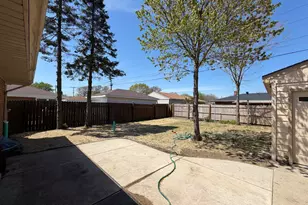1010 Shorecrest Dr, Racine, WI 53402 - Photo 12