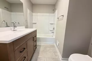 1010 Shorecrest Dr, Racine, WI 53402 - Photo 4
