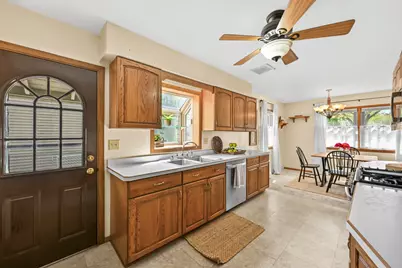 4642 N 101st St, Wauwatosa, WI 53225 - Photo 16