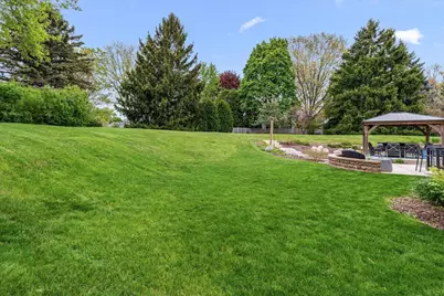 800  Sweetbriar Ct, Waukesha, WI 53186 - Photo 4