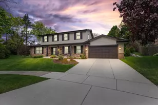 800 Sweetbriar Ct, Waukesha, WI 53186 - Photo 2