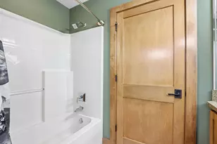 W287N990 Bedouin Ct, Delafield, WI 53188 - Photo 34
