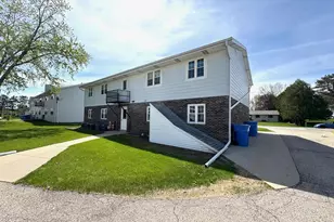 1012 Meadow St, Watertown, WI 53094 - Photo 2