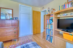 2916 W Valanna Ct, Glendale, WI 53209 - Photo 18