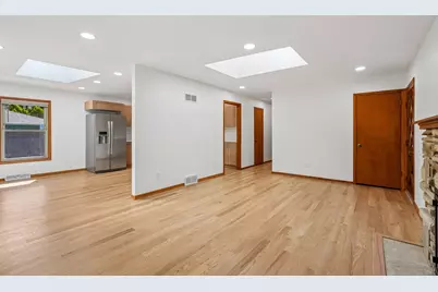 7130  Maple Ter, Wauwatosa, WI 53213 - Photo 8
