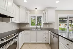 8845 W Meadow Ln, Franklin, WI 53132 - Photo 18