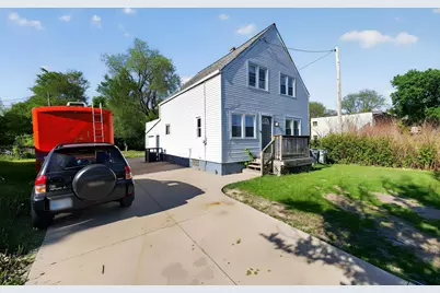 5622 W Mill Rd, Milwaukee, WI 53218 - Photo 6