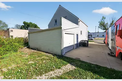 5622 W Mill Rd, Milwaukee, WI 53218 - Photo 28