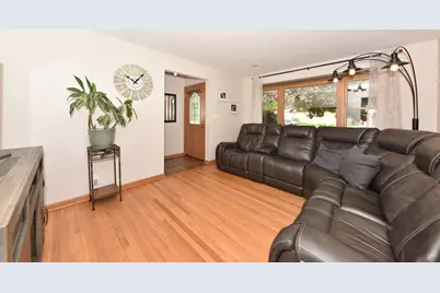 3658 S Sunset Dr, Milwaukee, WI 53220 - Photo 8