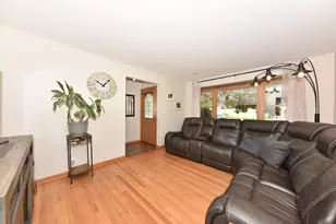 3658 S Sunset Dr, Milwaukee, WI 53220 - Photo 8
