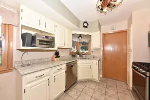 3658 S Sunset Dr, Milwaukee, WI 53220 - Photo 4