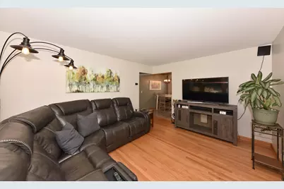 3658 S Sunset Dr, Milwaukee, WI 53220 - Photo 10