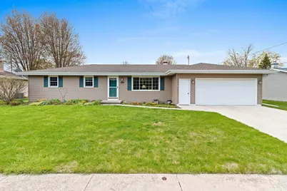 1334  Irving Cir, Manitowoc, WI 54220 - Photo 2