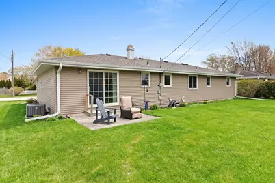 1334  Irving Cir, Manitowoc, WI 54220 - Photo 6