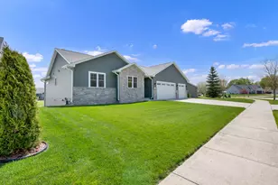 717 Drumlin Cv, Kewaskum, WI 53040 - Photo 2