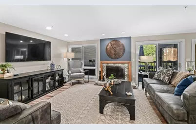 345 N Elm Grove Rd #B, Brookfield, WI 53005 - Photo 4