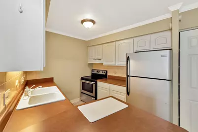 N82W13510  Fond Du Lac Ave #203, Menomonee Falls, WI 53051 - Photo 6