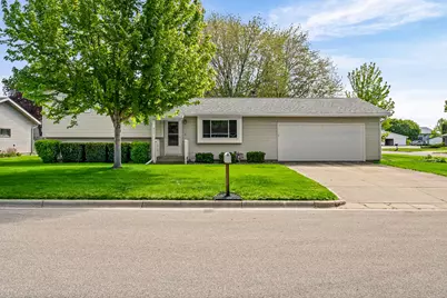 825  Valley Ct, Onalaska, WI 54650 - Photo 2