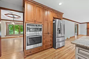 4385 S Sommerset Dr, New Berlin, WI 53151 - Photo 8