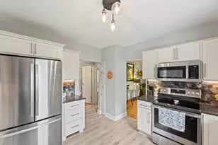 9009 W Cold Spring Rd, Greenfield, WI 53228 - Photo 16