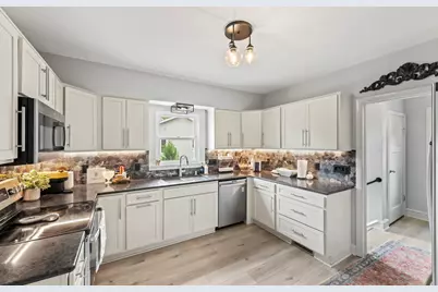 9009 W Cold Spring Rd, Greenfield, WI 53228 - Photo 14